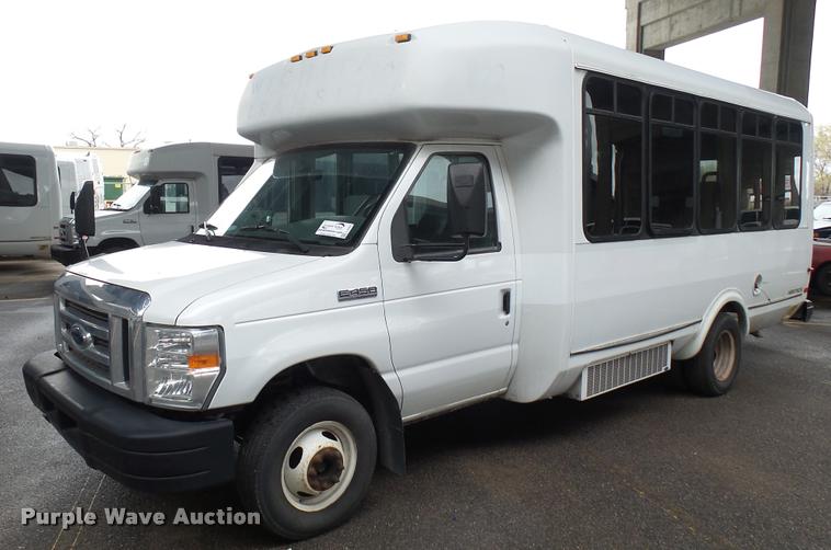 image for item L2394 2008 Ford E450 Super Duty shuttle bus