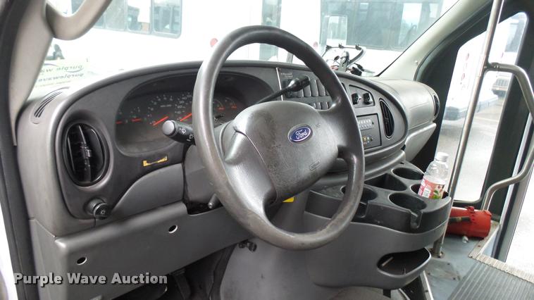 image for item L2394 2008 Ford E450 Super Duty shuttle bus