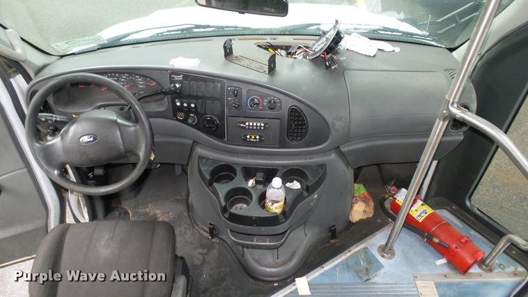 image for item L2394 2008 Ford E450 Super Duty shuttle bus