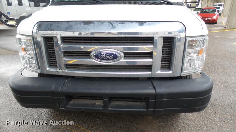 image for item L2394 2008 Ford E450 Super Duty shuttle bus