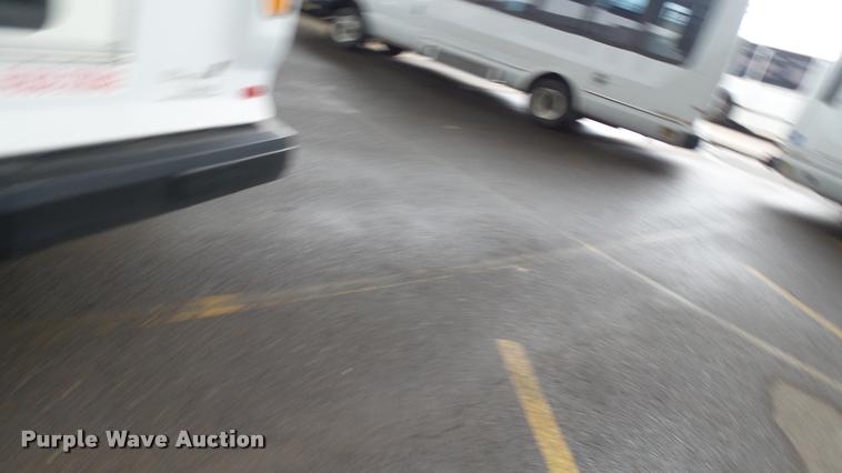 image for item L2394 2008 Ford E450 Super Duty shuttle bus