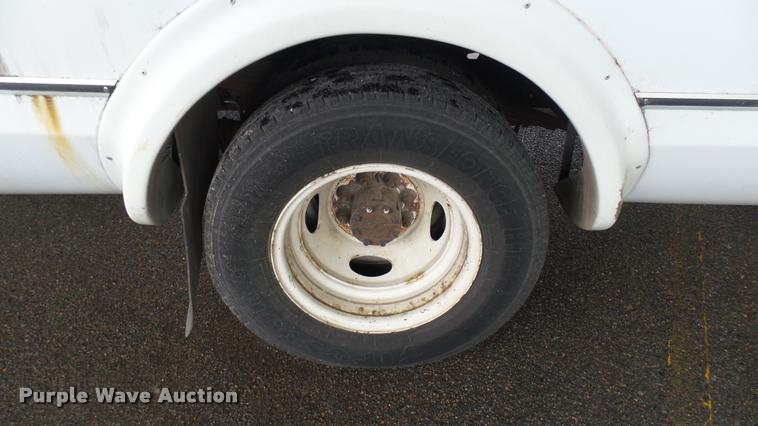 image for item L2394 2008 Ford E450 Super Duty shuttle bus