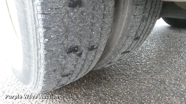 image for item L2394 2008 Ford E450 Super Duty shuttle bus