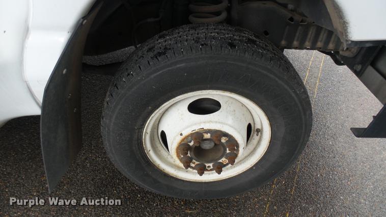 image for item L2394 2008 Ford E450 Super Duty shuttle bus