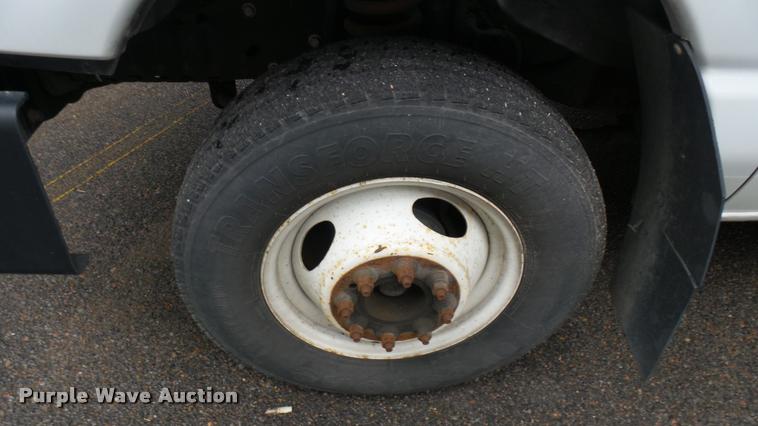 image for item L2394 2008 Ford E450 Super Duty shuttle bus