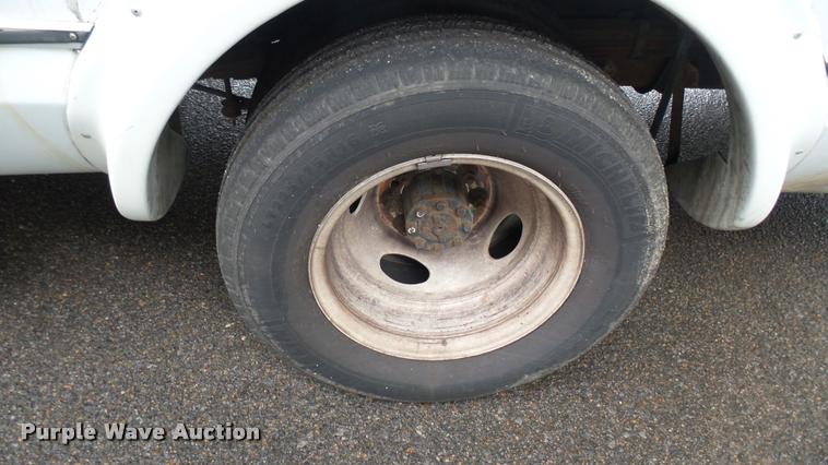 image for item L2394 2008 Ford E450 Super Duty shuttle bus