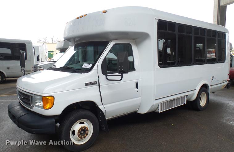 image for item L2395 2008 Ford Econoline E450 Super Duty shuttle bus