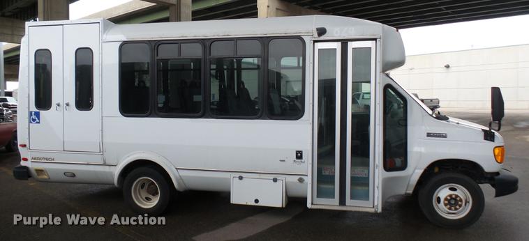 image for item L2395 2008 Ford Econoline E450 Super Duty shuttle bus