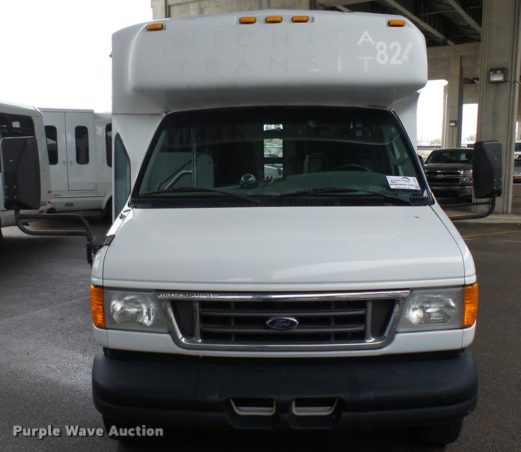 image for item L2395 2008 Ford Econoline E450 Super Duty shuttle bus