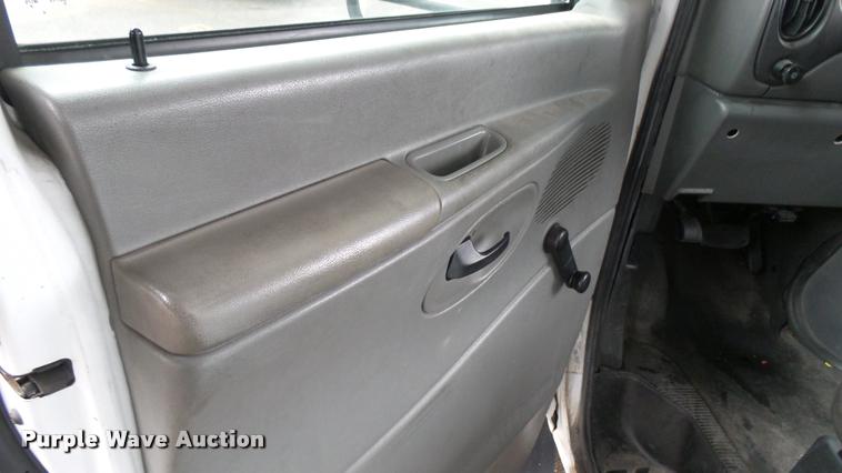image for item L2395 2008 Ford Econoline E450 Super Duty shuttle bus