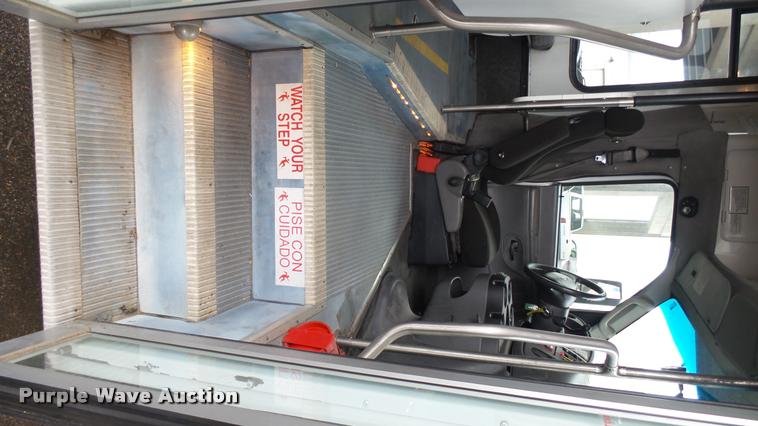 image for item L2395 2008 Ford Econoline E450 Super Duty shuttle bus