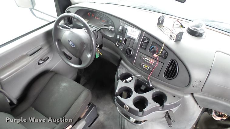 image for item L2395 2008 Ford Econoline E450 Super Duty shuttle bus