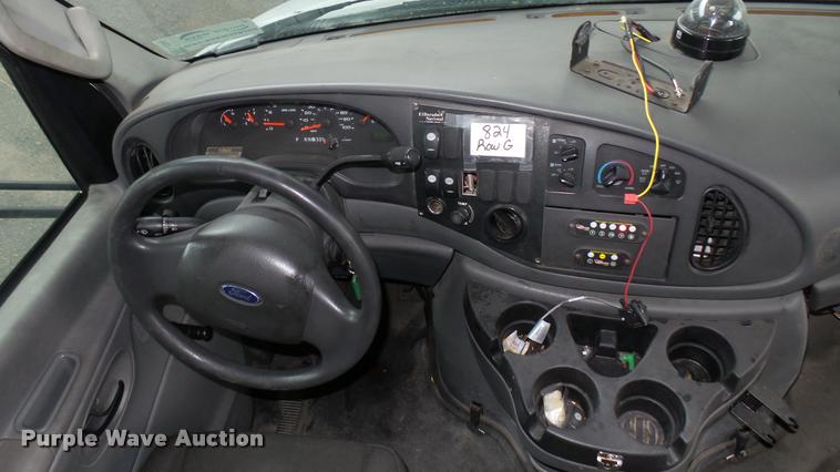image for item L2395 2008 Ford Econoline E450 Super Duty shuttle bus
