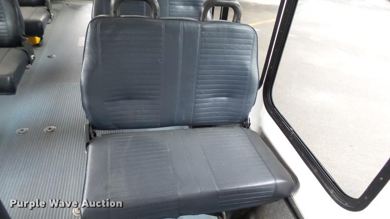 image for item L2395 2008 Ford Econoline E450 Super Duty shuttle bus