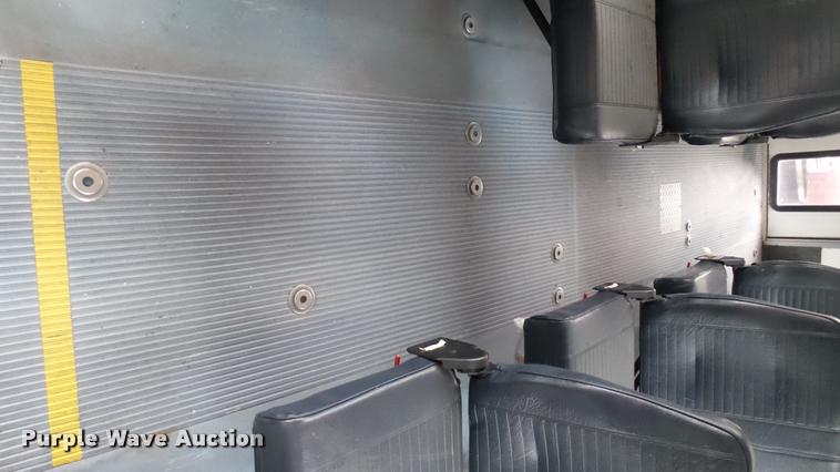 image for item L2395 2008 Ford Econoline E450 Super Duty shuttle bus