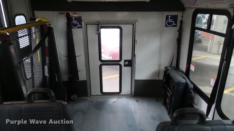 image for item L2395 2008 Ford Econoline E450 Super Duty shuttle bus