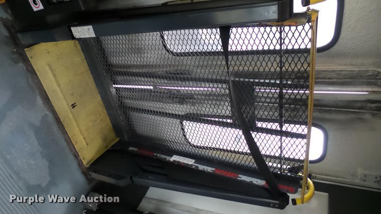 image for item L2395 2008 Ford Econoline E450 Super Duty shuttle bus