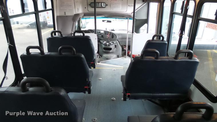 image for item L2395 2008 Ford Econoline E450 Super Duty shuttle bus