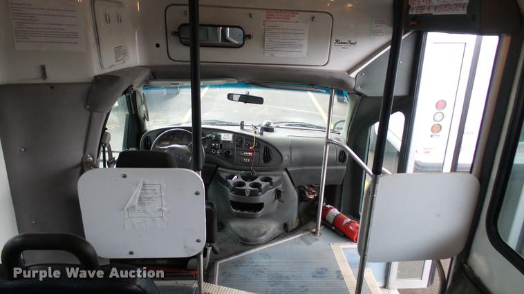 image for item L2395 2008 Ford Econoline E450 Super Duty shuttle bus
