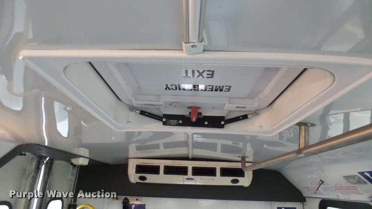 image for item L2395 2008 Ford Econoline E450 Super Duty shuttle bus