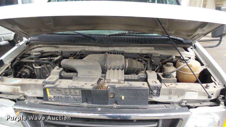 image for item L2395 2008 Ford Econoline E450 Super Duty shuttle bus