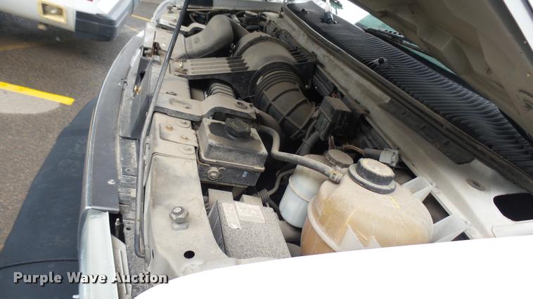 image for item L2395 2008 Ford Econoline E450 Super Duty shuttle bus