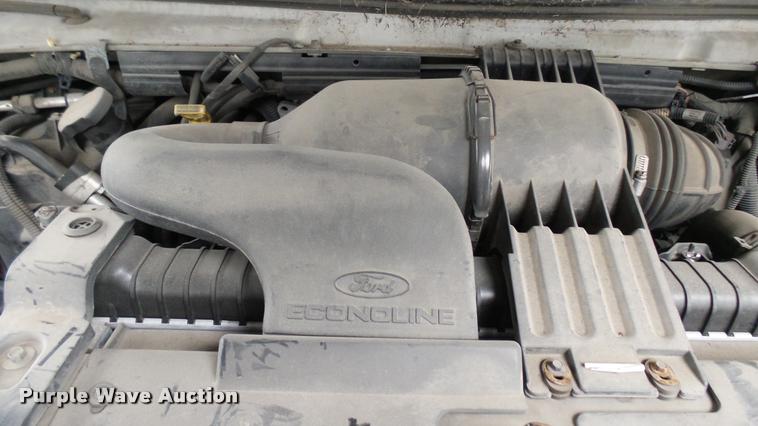 image for item L2395 2008 Ford Econoline E450 Super Duty shuttle bus