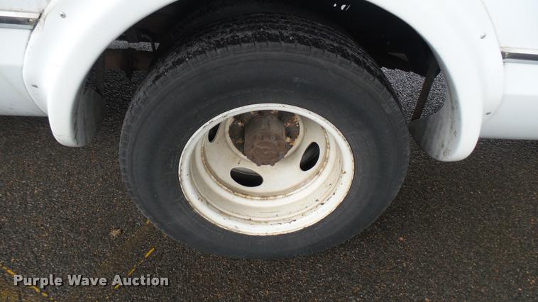 image for item L2395 2008 Ford Econoline E450 Super Duty shuttle bus