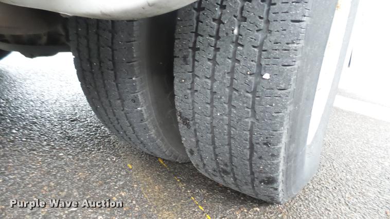 image for item L2395 2008 Ford Econoline E450 Super Duty shuttle bus