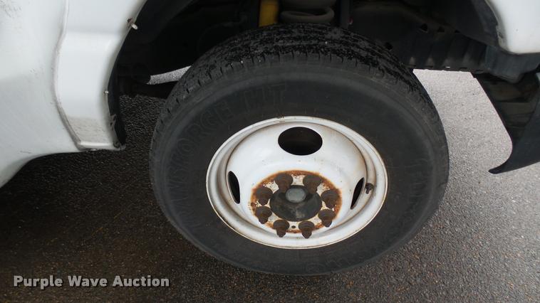 image for item L2395 2008 Ford Econoline E450 Super Duty shuttle bus