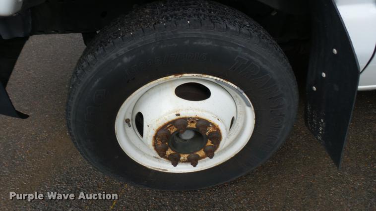 image for item L2395 2008 Ford Econoline E450 Super Duty shuttle bus