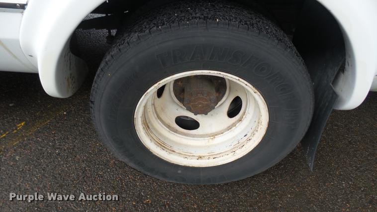 image for item L2395 2008 Ford Econoline E450 Super Duty shuttle bus