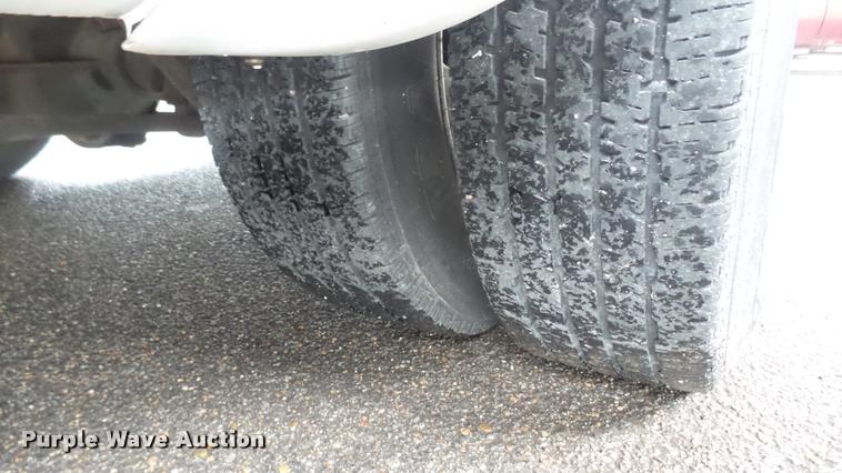 image for item L2395 2008 Ford Econoline E450 Super Duty shuttle bus