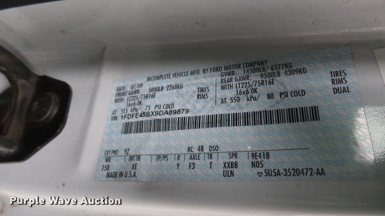 image for item L2396 2009 Ford E450 Super Duty shuttle bus