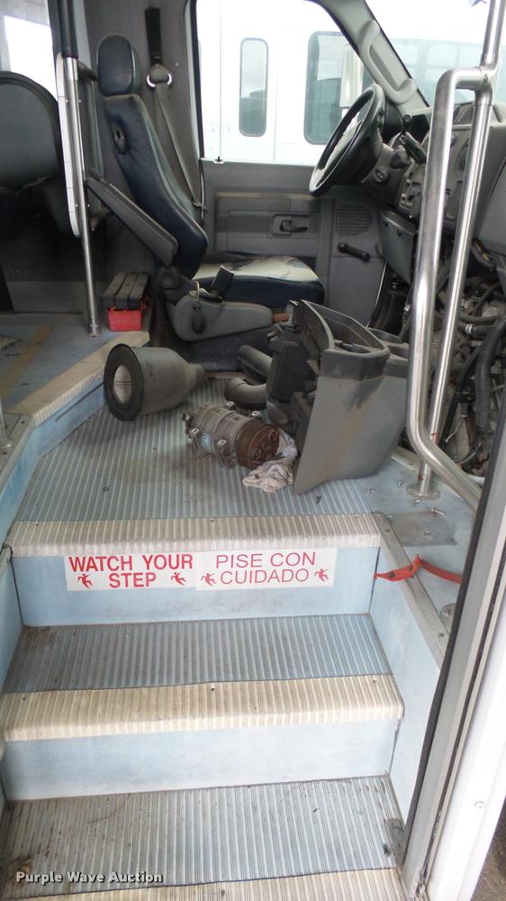 image for item L2396 2009 Ford E450 Super Duty shuttle bus