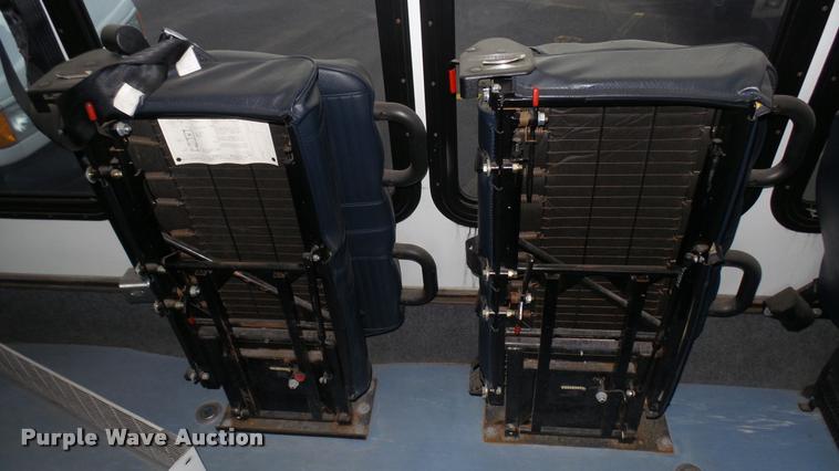 image for item L2396 2009 Ford E450 Super Duty shuttle bus