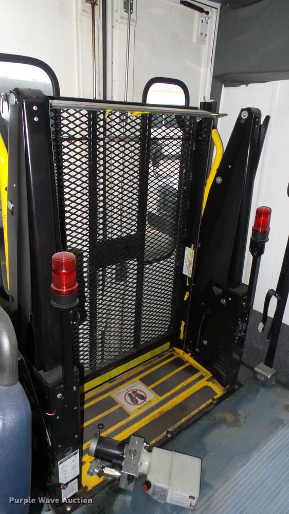 image for item L2396 2009 Ford E450 Super Duty shuttle bus