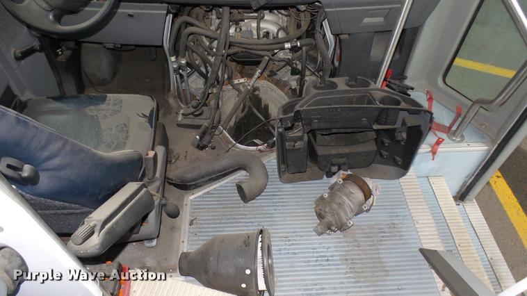 image for item L2396 2009 Ford E450 Super Duty shuttle bus