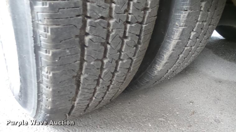 image for item L2396 2009 Ford E450 Super Duty shuttle bus