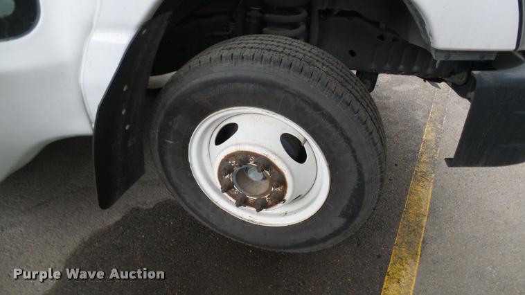 image for item L2396 2009 Ford E450 Super Duty shuttle bus