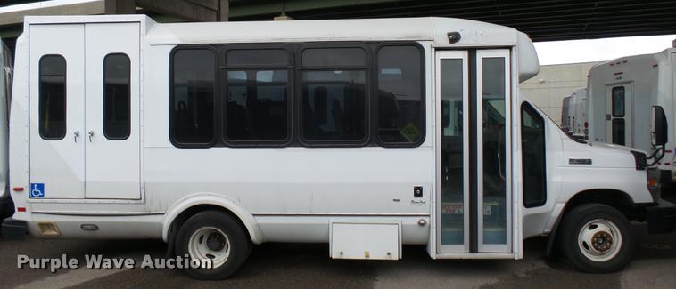 image for item L2397 2009 Ford E450 Super Duty shuttle bus