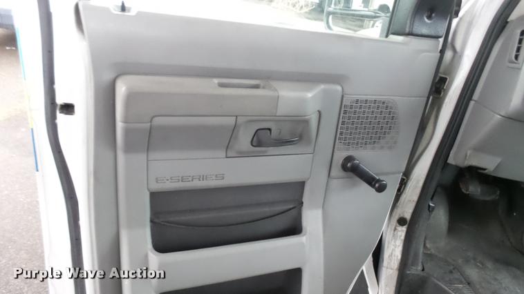 image for item L2397 2009 Ford E450 Super Duty shuttle bus