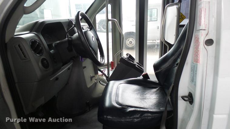 image for item L2397 2009 Ford E450 Super Duty shuttle bus