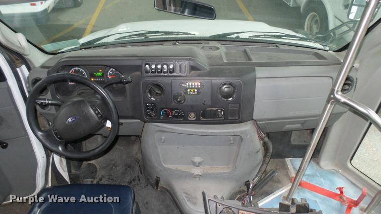 image for item L2397 2009 Ford E450 Super Duty shuttle bus