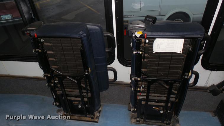 image for item L2397 2009 Ford E450 Super Duty shuttle bus