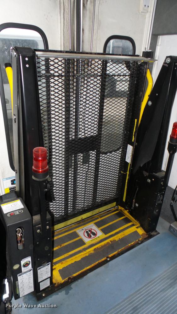 image for item L2397 2009 Ford E450 Super Duty shuttle bus