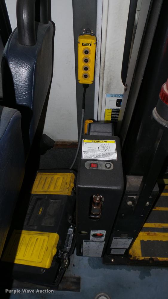 image for item L2397 2009 Ford E450 Super Duty shuttle bus