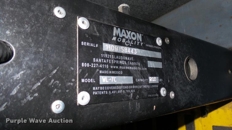 image for item L2397 2009 Ford E450 Super Duty shuttle bus