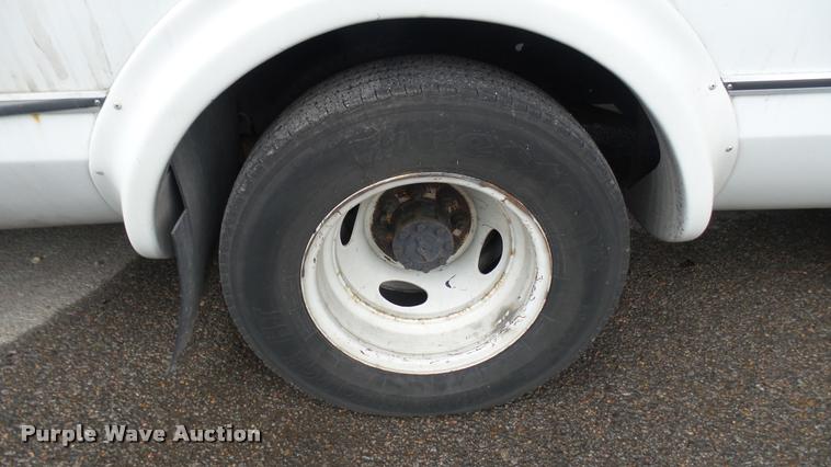 image for item L2397 2009 Ford E450 Super Duty shuttle bus