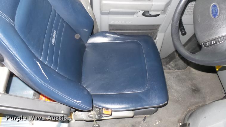 image for item L2398 2009 Ford E450 Super Duty shuttle bus